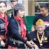 Kakak beradik, Ully Sigar dan Paramitha Rusady bersama pejuang yang masih hidup dalam acara napak tilas.